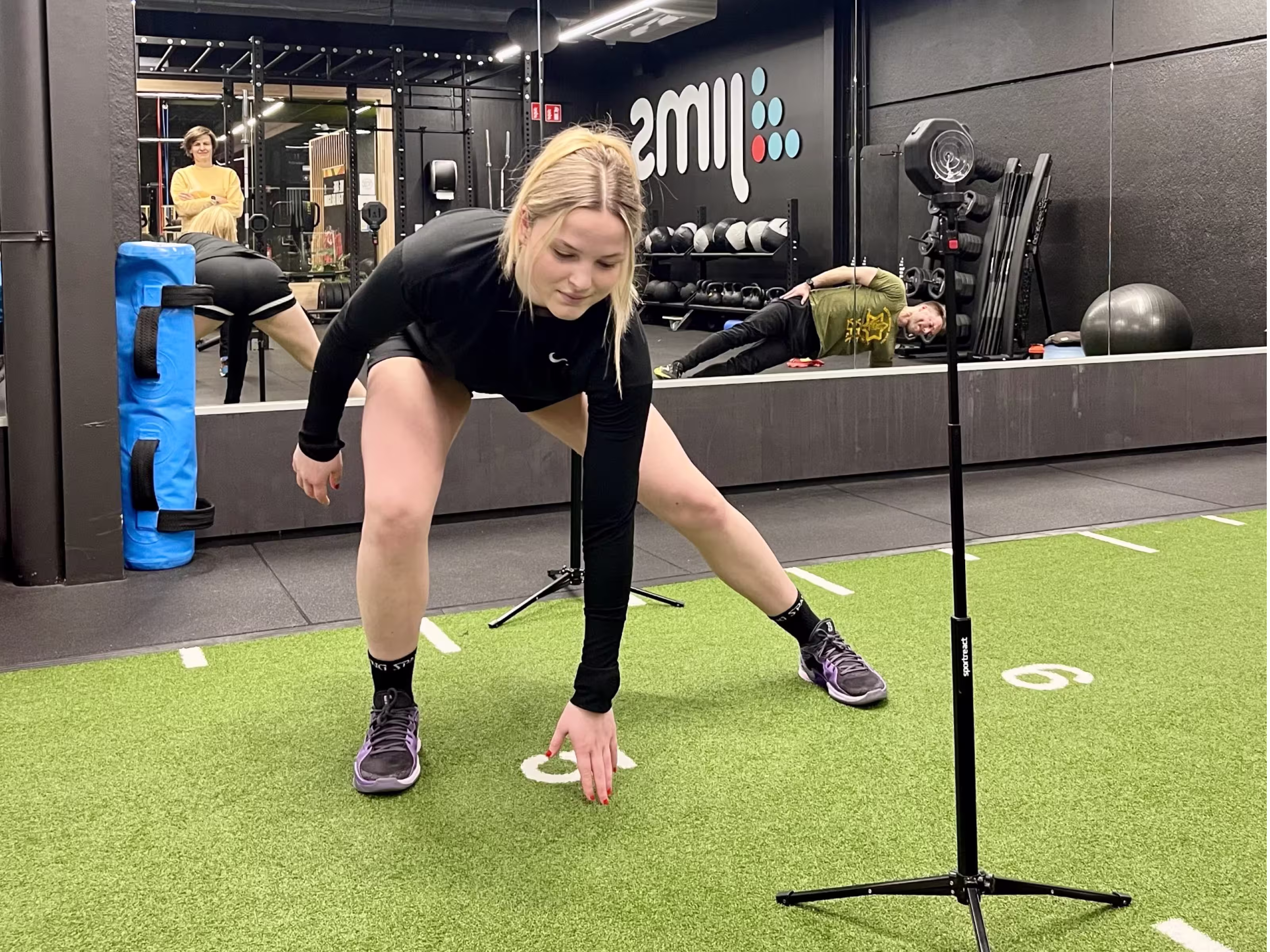 Image of blond girl Cylia performing led react exercise