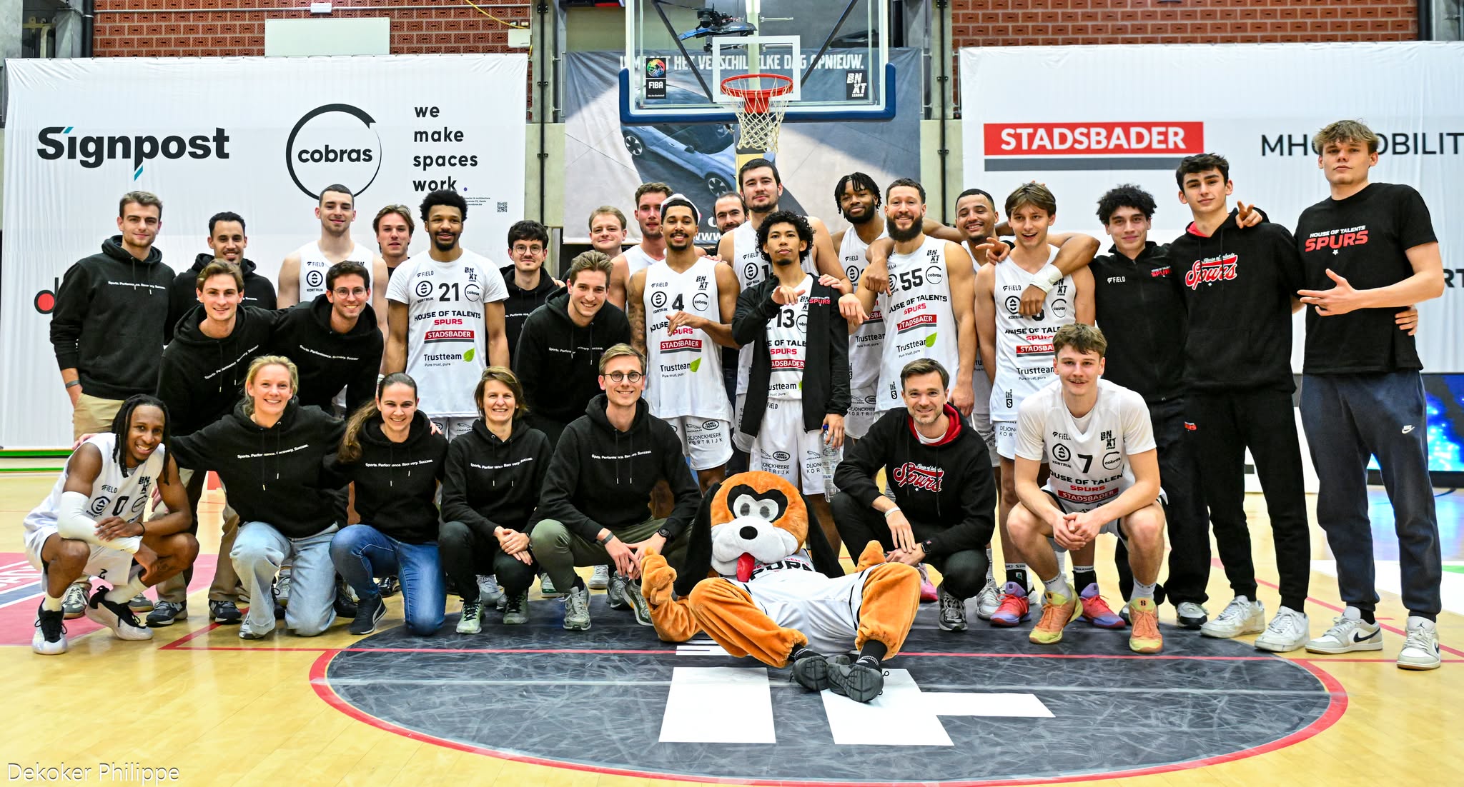 Image of SPRS KINE team at the Kortrijk SPURS basketbalcourt together with the Kortrijk SPURS basketball team